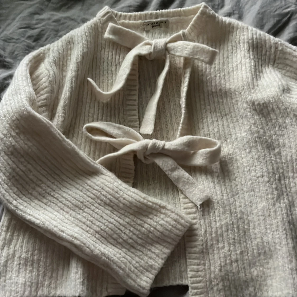 Beige stickad kofta med knyt från Gina Tricot - 1