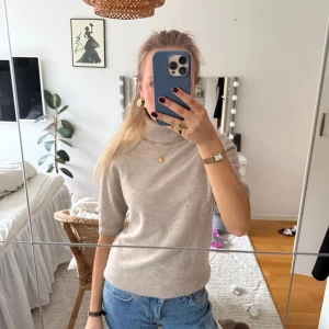 Stickad kasmir polo tröja  - Såå sjukt snygg stickad tröja ifrån hm i kashmir, nypris 899kr, tröjan har små skavanker och missfärgning på kragen men syns inte om man viker in kragen☺️💞💞