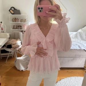 Vero Moda blus  - Säljer denna jätte söta ljusrosa blusen från Vero Moda i st S, då den tyvärr aldrig kommer till användning. Bara använd vid ett tillfälle innan. Nypris 499kr. (Inte mina bilder) 