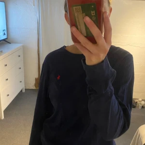Ralph Lauren tröja  - En långärmad Ralph lauren tröja i färgen marinblå, den är i storleken 170 så skulle säga S eller M ungefär. Bara att skiva om ni har några frågor! //Amanda💕