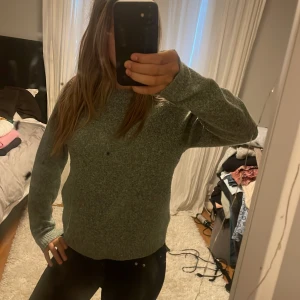 Grön stickad  - säljer denna snygga gröna stickade tröja💓💓