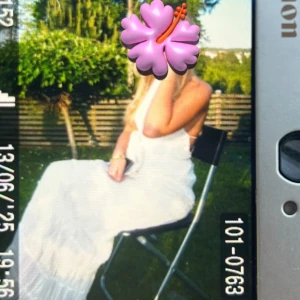 Vit set ifrån gina tricot - Säljer en superfin vit set med   öppen rygg med snörning. Kjolen har en flowy passform och är sydd i lager med lätt struktur. Perfekt för sommarkvällar! Ny skick 