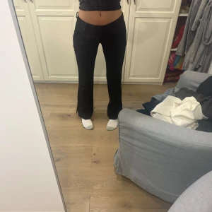 Lågmidjade kostymbyxor - Säljer dess snygga lågmidjade kostymbyxorna. Inga slutningar. Storlek 36. Hör av er vid frågor!!😊