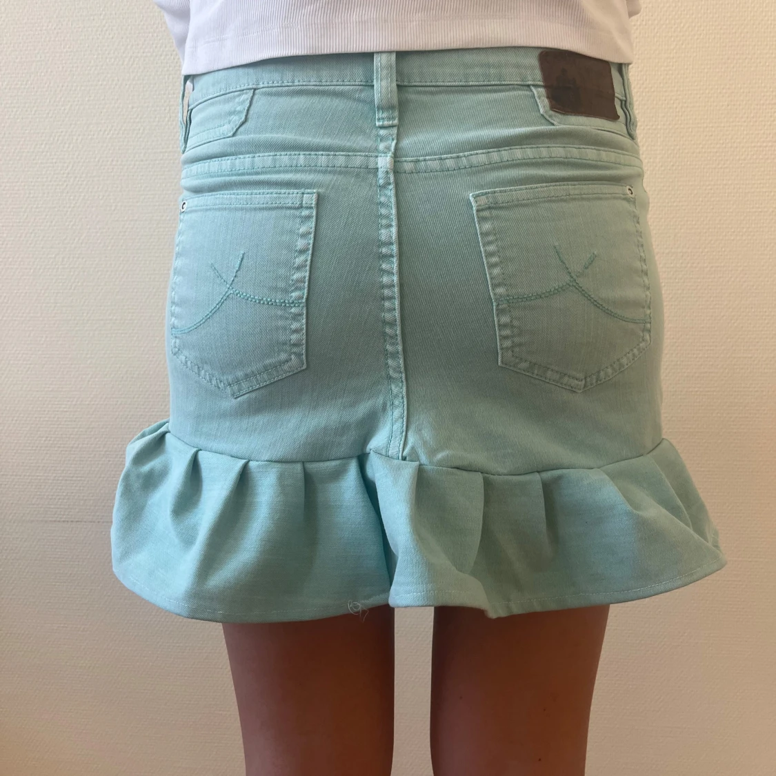 Mintgrön jeanskjol med volang - 1