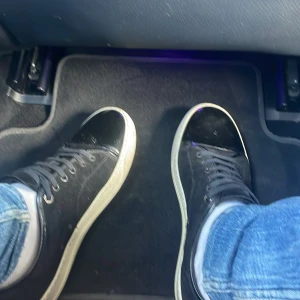 Svarta sneakers från Lanvin med lackad tå - Snygga svarta sneakers från Lanvin med vit sula och cool lackad tå. Skorna har snörning och en klassisk rund tå. Perfekta för dig som gillar stilrena men ändå unika detaljer. Märket syns på sulan och materialet är en mix av skinn och lack.