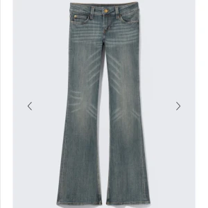 Cheap Monday jeans - Snygga blå lågmidjade bootcut jeans från Cheap Monday med coolt patch på bakfickan som är helt oanvända. Jeansen har klassisk femficksdesign, normal passform och är tillverkade i mjukt denim. Storlek 26/30. säljer då de var för små för mig✨
