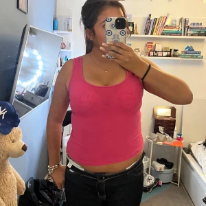 Ribbad rosa linnetopp - Säljer en ribbad rosa linnetopp med rundad halsringning. Toppen är croppad och har en tight passform, perfekt för att styla med jeans eller kjol. Enkel och snygg för en chill look.