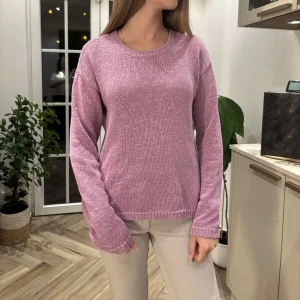 Ljuslila stickad tröja med dragkedja - Superfin ljuslila stickad tröja från Kaul Edition i storlek S. Tröjan har en snygg dragkedja längs ryggen som ger en cool detalj. Den är långärmad och har en relaxed, normal passform. Perfekt för dig som gillar en enkel men trendig look.