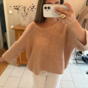 Beige stickad tröja med knyt - Mysig beige stickad tröja.