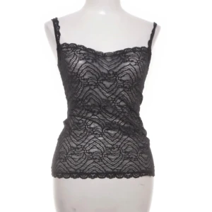 Svart spetsig linnetopp med smala band - Supersnygg svart linnetopp som tyvärr inte kommer till användning längre! Köpte linnet på sellpy men den är ursprungligen från intimissmi:) Materialet är stretchigt så linnet passar flera storlekar.