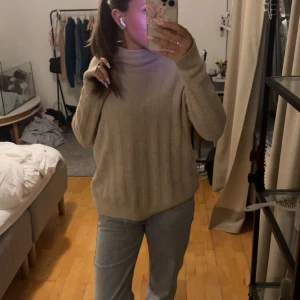 Beige stickad tröja från Mango - Så himla mysig! Den kommer tyvärr inte till användning hos mig men perfekt till hösten eller en svalare sommarkväll!💖