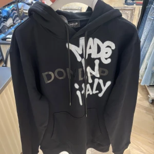 Svart dondup hoodie med tryck - Svart dondup hoodie med tryck! Hoodien är slutsåld överallt och är helt ny! Finns i storlek S-L, pris kan diskuteras 