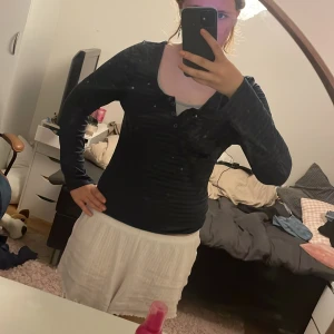 Mörkblå randig långärmad tröja Dazy - Säljer en mörkblå långärmad tröja från Dazy i storlek XL. Tröjan har tunna horisontella ränder, knappar vid halsringningen och en slim passform. Perfekt för dig som gillar enkel men snygg stil.