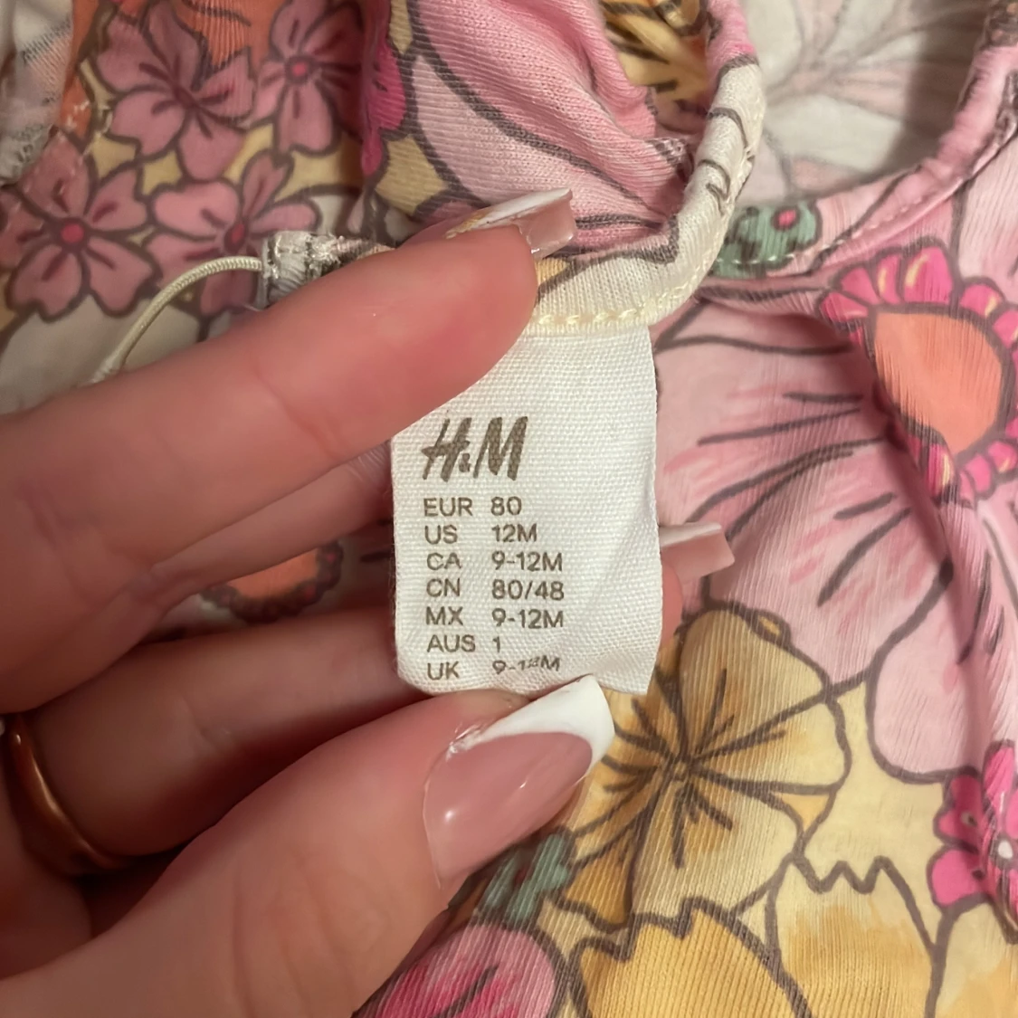 Blommig kortklänning från H&M, strl 80 - 2