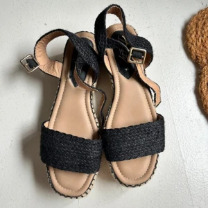 Svarta sandaler med klack - Snygga svarta sandaler från Penny. Aldrig änvända🩷