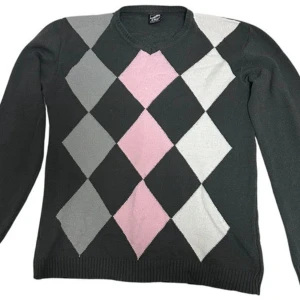 Argyle-mönstrad stickad tröja - Mörkgrå stickad tröja från TMC med klassiskt argyle-mönster i rosa, grått och vitt framtill. Tröjan har v-ringning och långa ärmar, perfekt för dig som gillar preppy stil. Ribbstickade muddar vid ärmslut och nederkant för extra komfort.