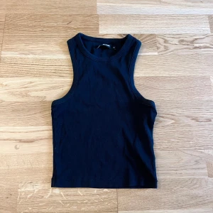 Topp - Svart topp från BikBok i storlek M, perfekt basplagg att ha i garderoben - fint skick.🌸