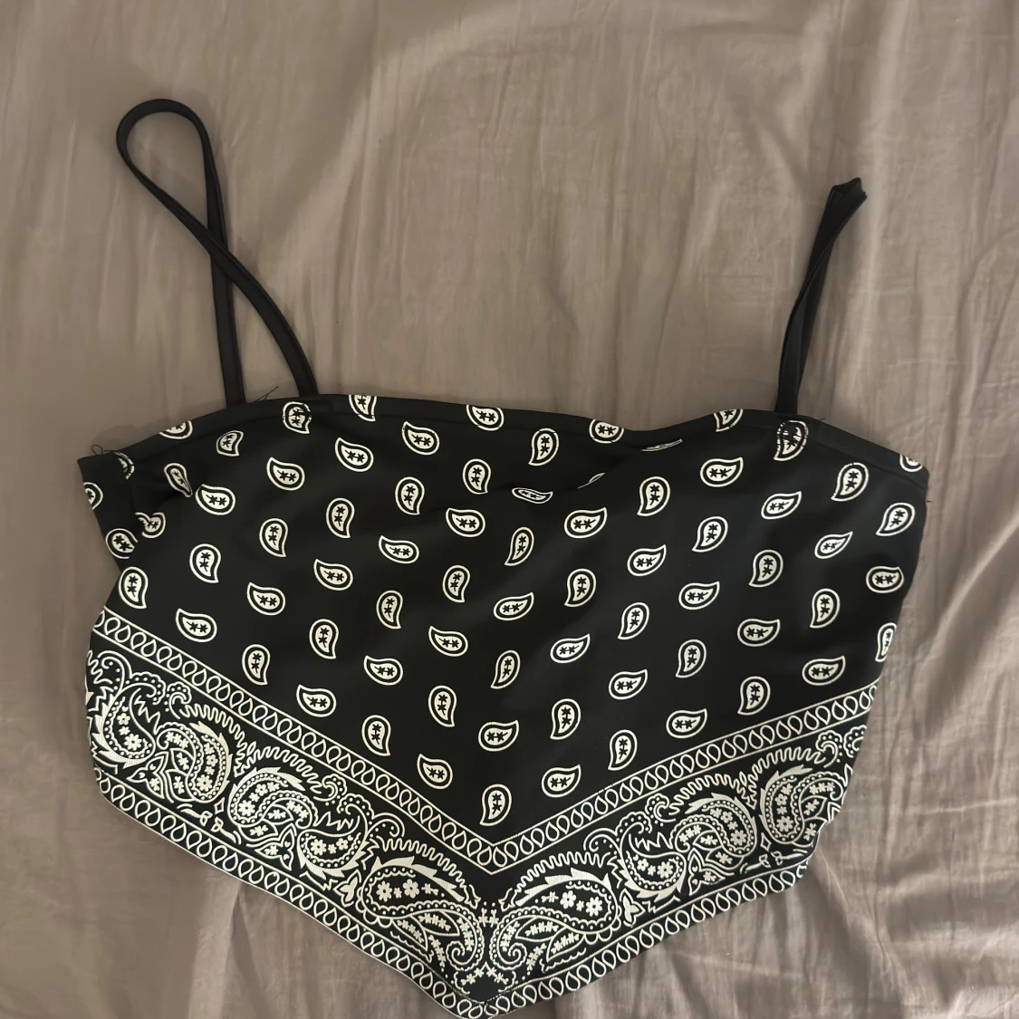 Svart bandana-linnetopp med knyt