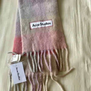  Acne Studios halsduk - helt ny med lappen kvar