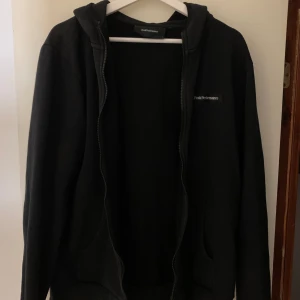 Peak zip hoodie - Zip hoodie från Peak performance. Använd men i gott skick. Storlek L men mer som stor M skulle jag säga. Jag är 188 lång och väger 96 kg och den är lite för liten för mig. 