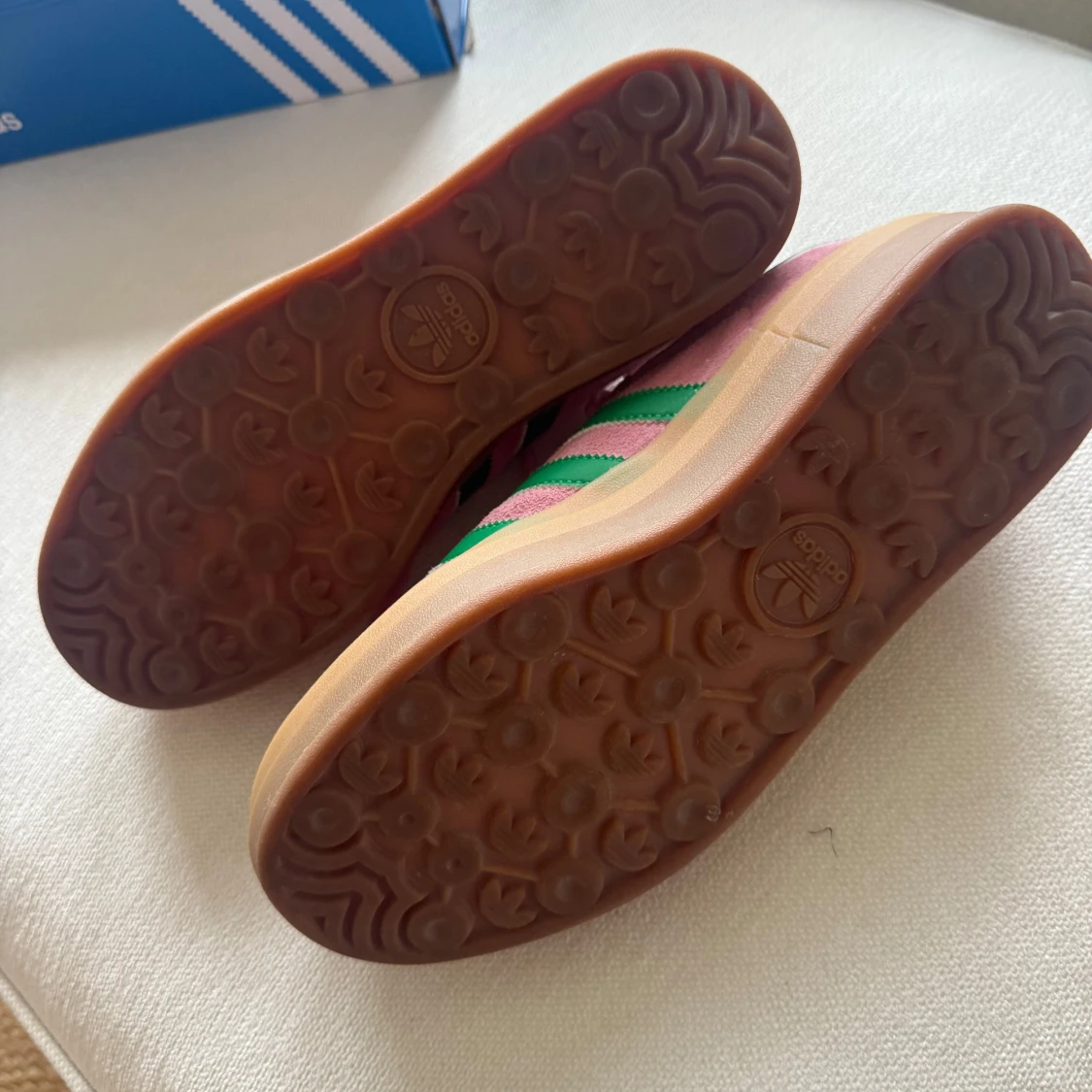 Adidas Gazelle rosa/gröna sneakers - 2