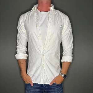 Ralph lauren skjorta - Hej säljer nu min fina Ralph lauren skjorta i storlek S. Den är i nyskick och kommer vara otroligt snygg på sommaren. Nypris cirka 1600kr! Vi kommer att sälja liknande produkter nu i sommar så glöm inte följa profilen!🌊🍾
