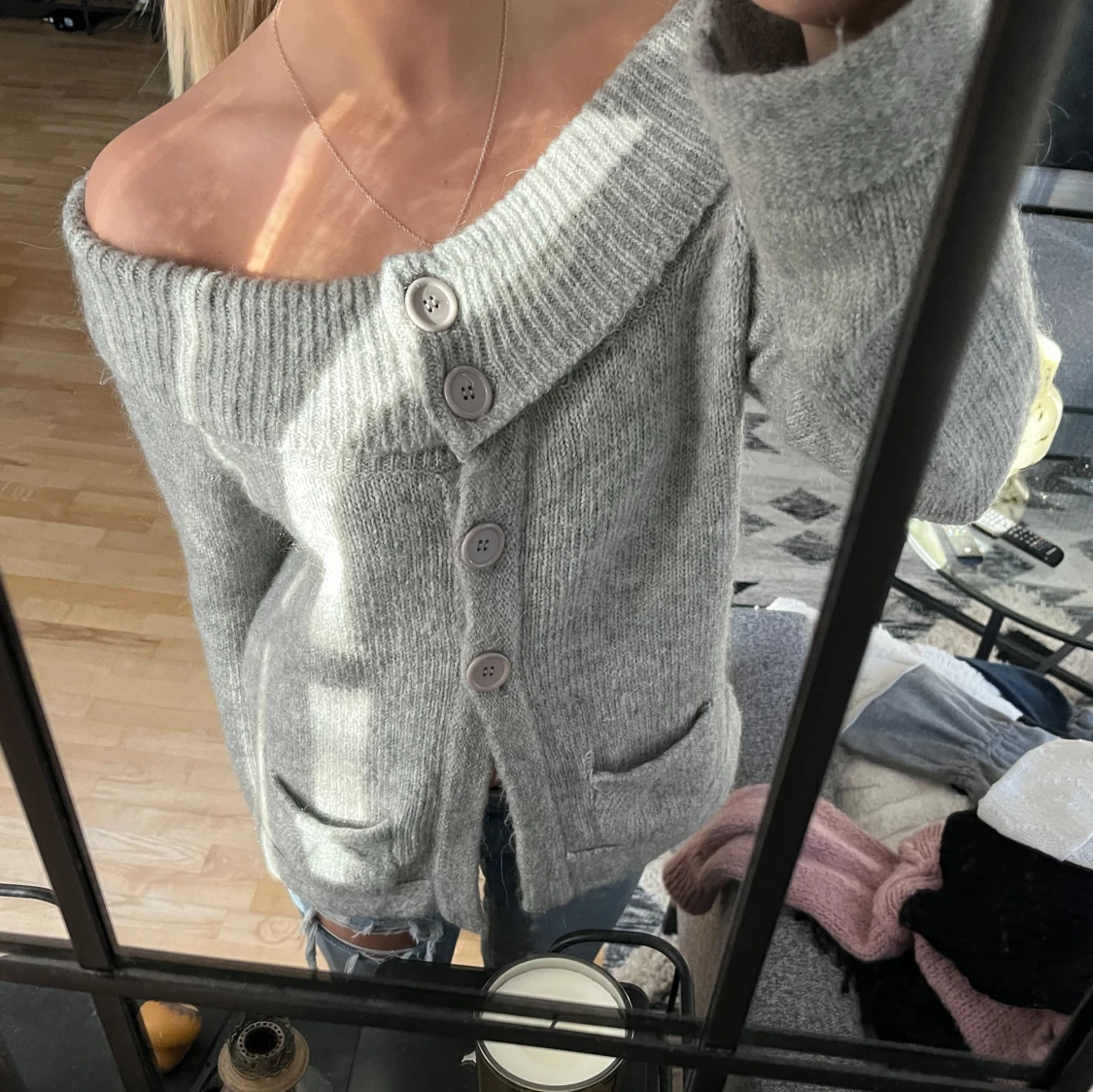 Off shoulder stickad kofta