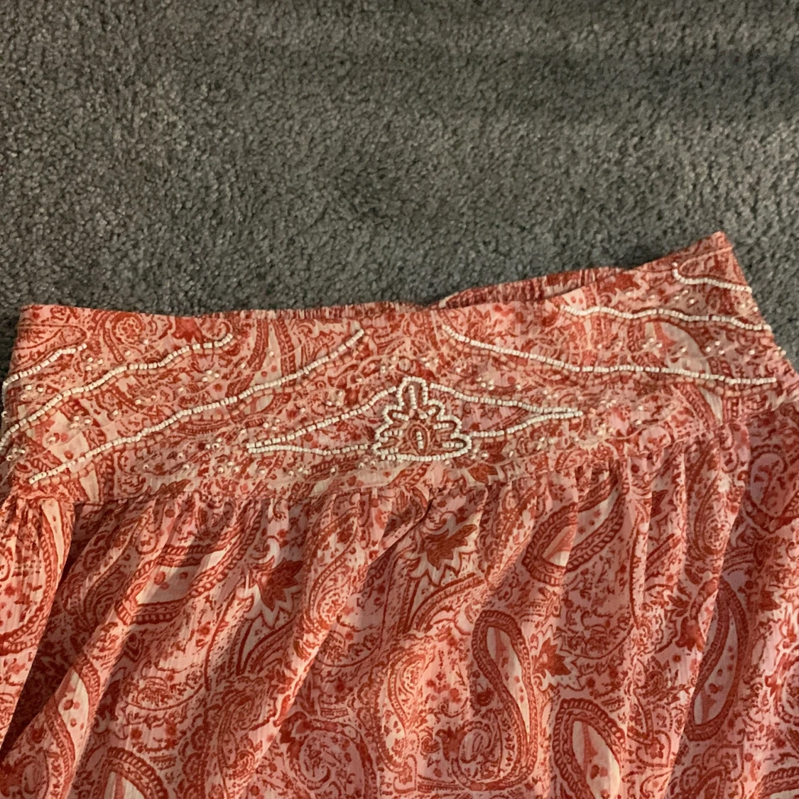 Rosa långkjol med paisleymönster och pärlor - 1