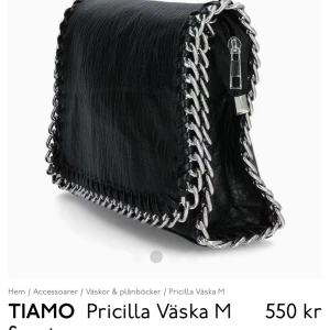 Svart väska - Jag säljer denna jättefina väska ifrån Tiamo, nypris 550kr, väskan är i super bra skick och en perfekt storlek💓💓 kom privat för frågor.