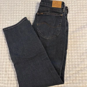 Lee jeans - Snygga  jeans från Lee,  inte använda på flera år. Inga defekter. Rak passform. Storlek syns i bild