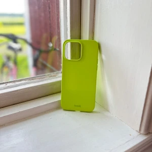 Neon grönt skal 💚 - Ett nytt och oanvänt neon grönt silikon skal till iPhone 14 PRO MAX från Holdit. Nypris 199kr! FÖRST TILL KVARN!