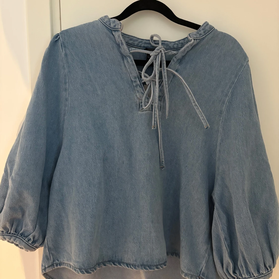 Ljusblå jeansblus med snörning från Lindex