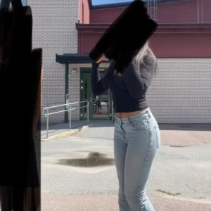 Ljusblå bootcut jeans  - Säljer ett par ljusblå jeans med bootcut-modell, midwaist. Jeansen har klassisk femficksdesign, dragkedja och knapp framtill. Snygg passform som sitter tajt upptill och släpper ut vid bensluten. Perfekta till sneakers eller boots.