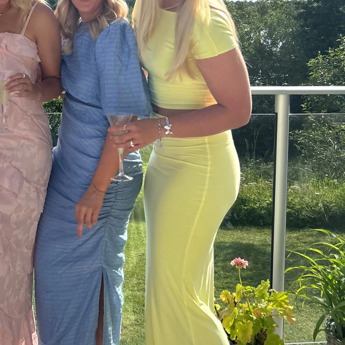 Ljusgul kjol + topp med kort ärm - 2