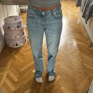 Ljusblå raka jeans Pull&Bear - Säljer ett par ljusblå jeans från Pull&Bear i rak modell. Jeansen har klassisk femficksdesign, bälteshällor och knappgylf. Snygg tvättad denim med normal passform och hög midja. Perfekta till sneakers och en enkel t-shirt. Endast använda ett fåtal gånger och säljs endast för dem är för långa på mig.