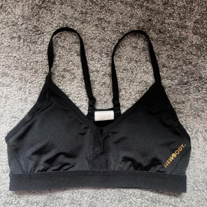 Newbody sport bh  - Fint skick, lappens text är lite bort suddad men tror storleken är S. Hör av er vid frågor💕