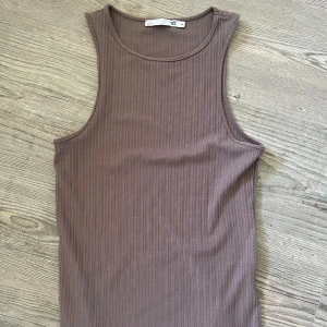 Ribbat lila linne - Helt nytt linne med tight passform.