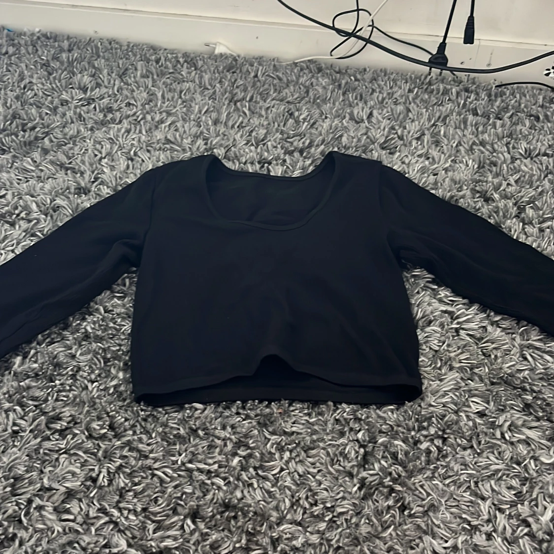 Svart ribbad croppad långärmad topp
