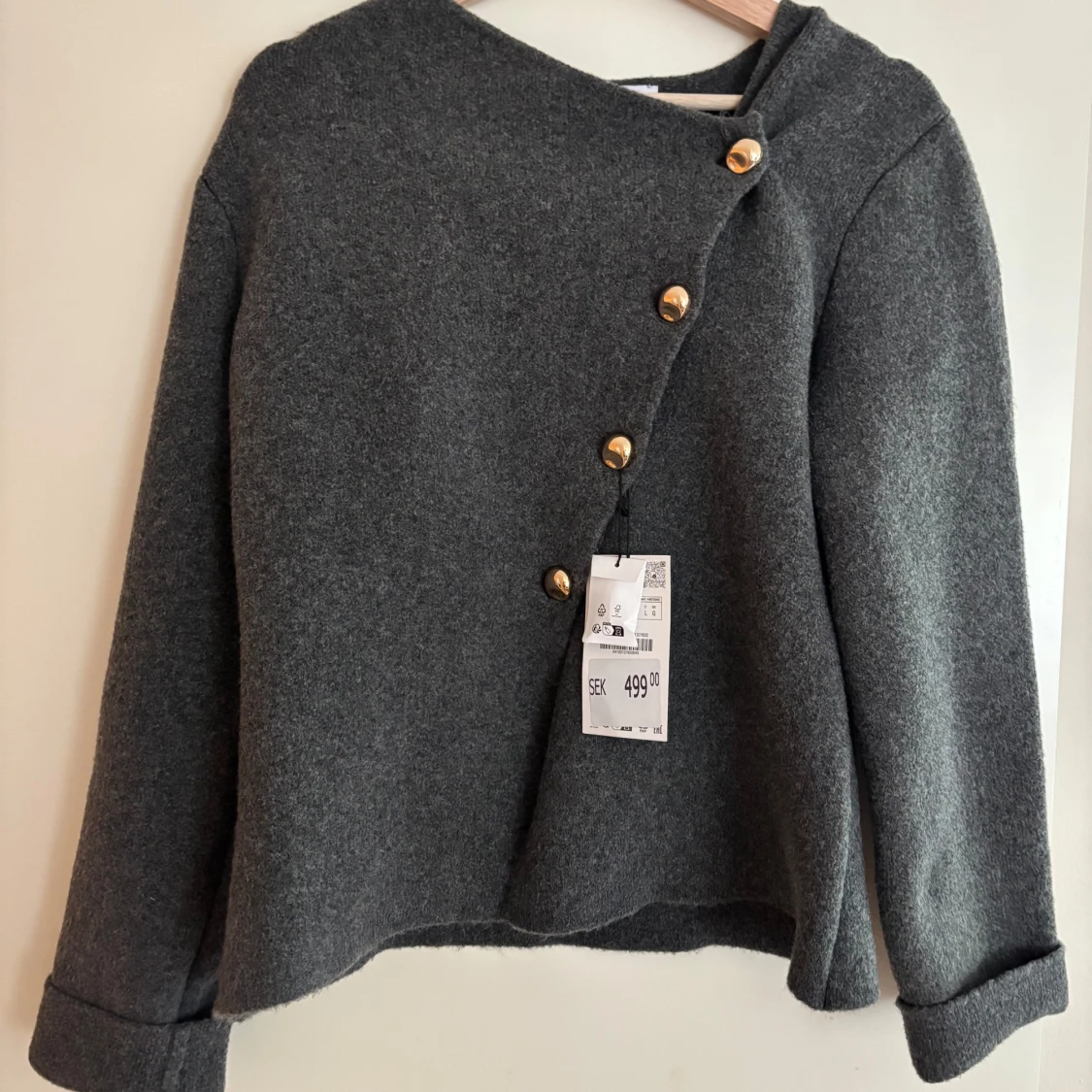 Grå ullkofta med guldknappar - 1