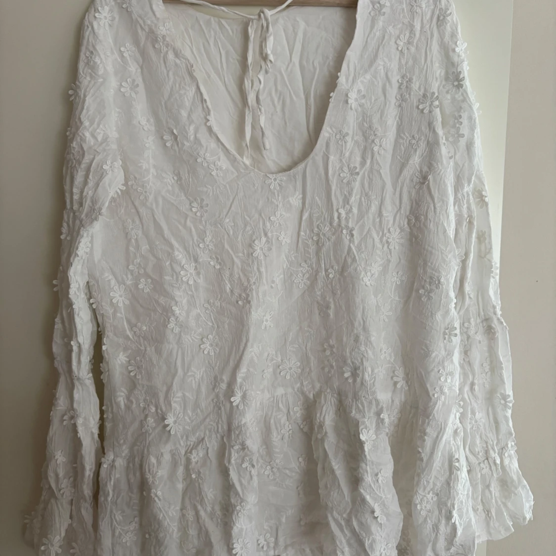 Vit blommig kortklänning med öppen rygg - 4