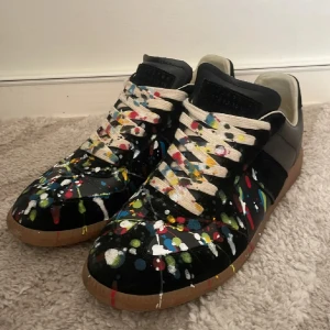 Maison Margiela gats paint splatter - Säljer nu ett par feta gats i väldigt bra skick som är försmå för mig! Dom är riktigt bra om man vill sticka ut lite och dom är perfekt nu inför sommaren! Det är storlek 42 och dom är i 9/10 skick! Kom med frågor och bud i Dm!!
