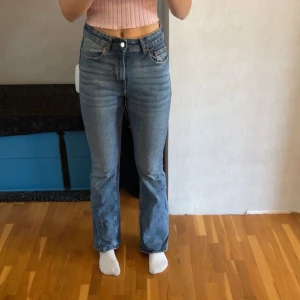 Blå bootcut jeans från H&M, strl 36 - Snygga blå bootcut jeans från H&M i storlek 36. Jeansen har hög midja och klassisk femficksdesign. De är tillverkade i denim och har en lätt utsvängd passform nertill för en trendig look. Sitter väldigt bra i midja, ben och rumpa. Bra längd, möjligtvis lite korta för mig som är 170cm, passar någon som är runt 165cm perfekt i längden.💗💗