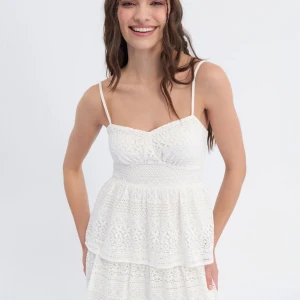 Vit spetsklänning med smala axelband - Helt ny, med lapp och helt oanvänd, superfin vit kortklänning i spets med smala axelband och volangig kjol. Tveka inte om att fråga för egna bilder eller om du har frågor 🫶🏻🫶🏻🫶🏻