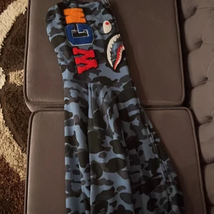 Bape hoodie - En m size bape hoodie passar med alla klädstilar och färger perfekt om man vill sätta på sig nåt snabbt och snyggt 