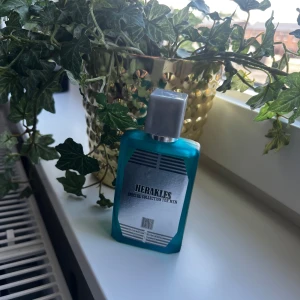 Herakles parfym för män - Herakles Special Collection for Men från BN Parfums. Flaskan är rektangulär med en cool blågrön färg och har en silverfärgad etikett samt spraymunstycke. Perfekt för dig som gillar stilrena och moderna dofter.