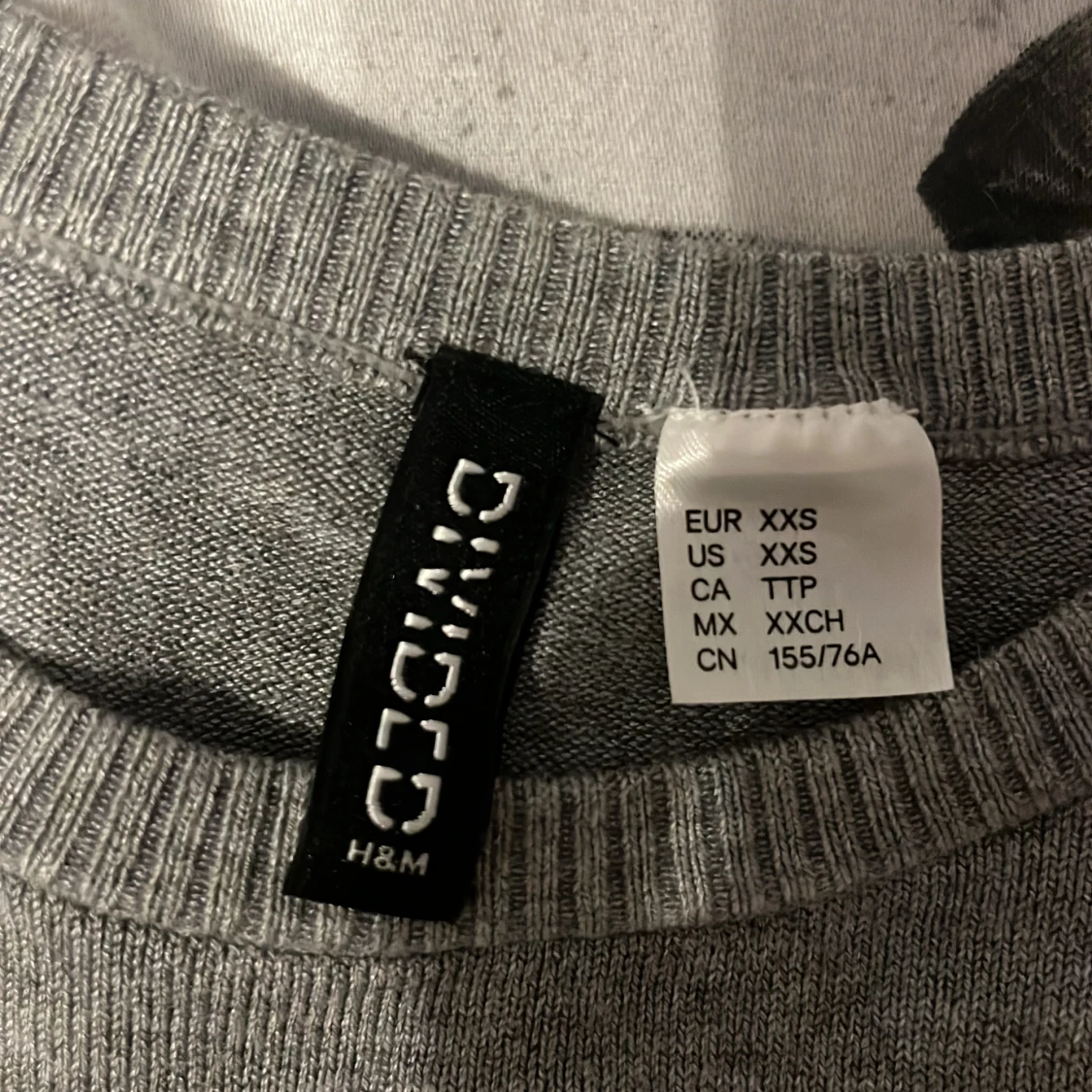 Grå stickad kortärmad tröja Divided - 3