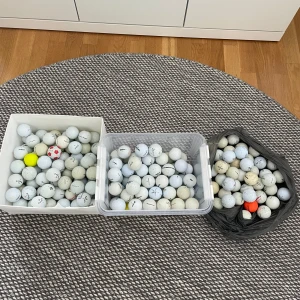 Golfbollar  - Säljer nu massor av golfbollar.  Allt ifrån Titleist, Callaway, Taylermade, Srixon och Wilson men även Topflite osv. Titleist, Taylermade,Callaway mix 50 bollar 500kr Wilson, Srixon 50 bollar 300kr  Går såklart att välja dem märkena du vill ha! Alla bollar längst till höger i bild går att köpa för 50kr  Pris går att diskutera vid snabb affär! 