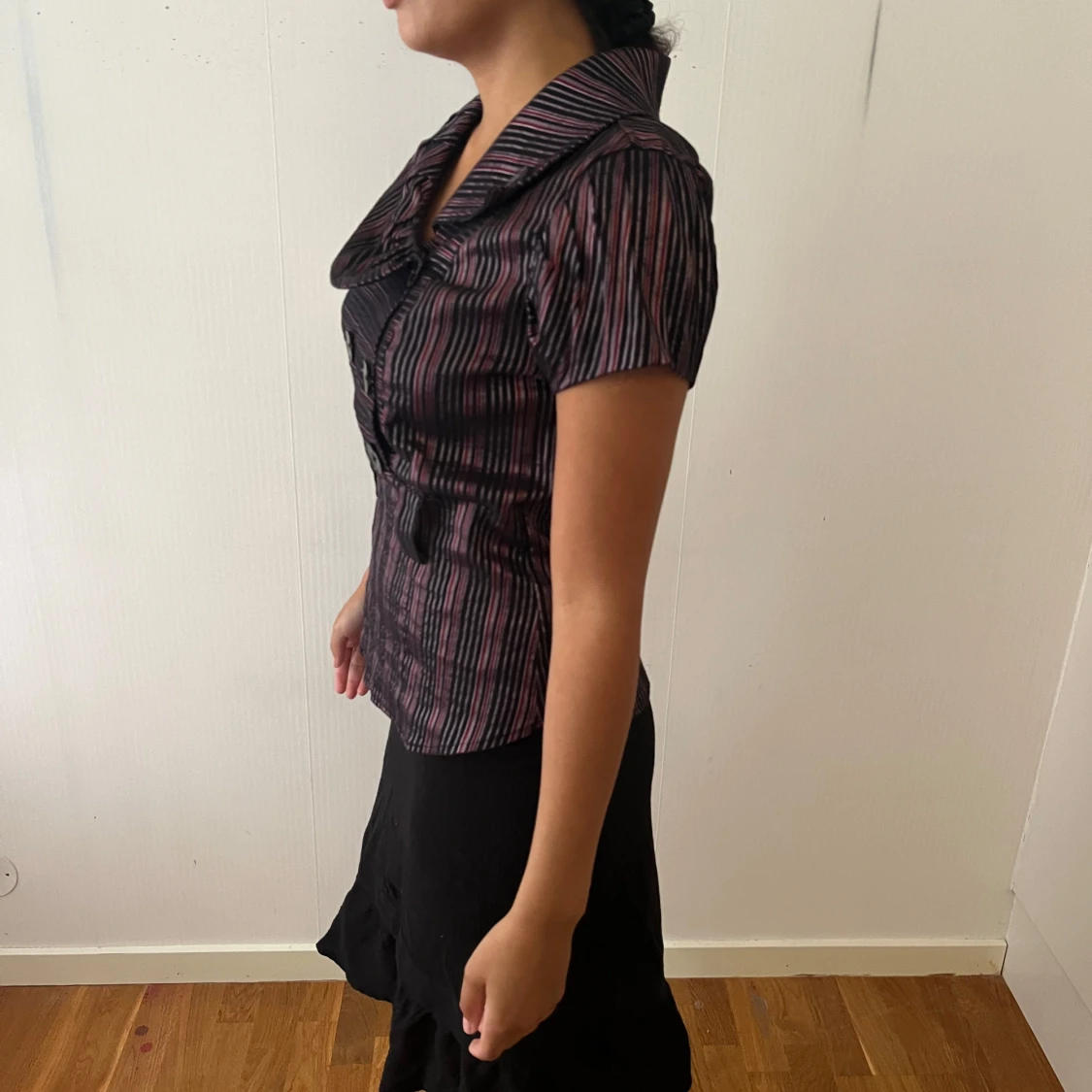 Elegant vintage-inspirerad blus med dubbelknäppning - 1