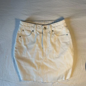 Vit jeanskjol från &Denim HM  - Snygg vit jeanskjol från &Denim HM med ❤️Storlek är xxs men passar mig som använder xs/s jätte bra Helt oanvänd 