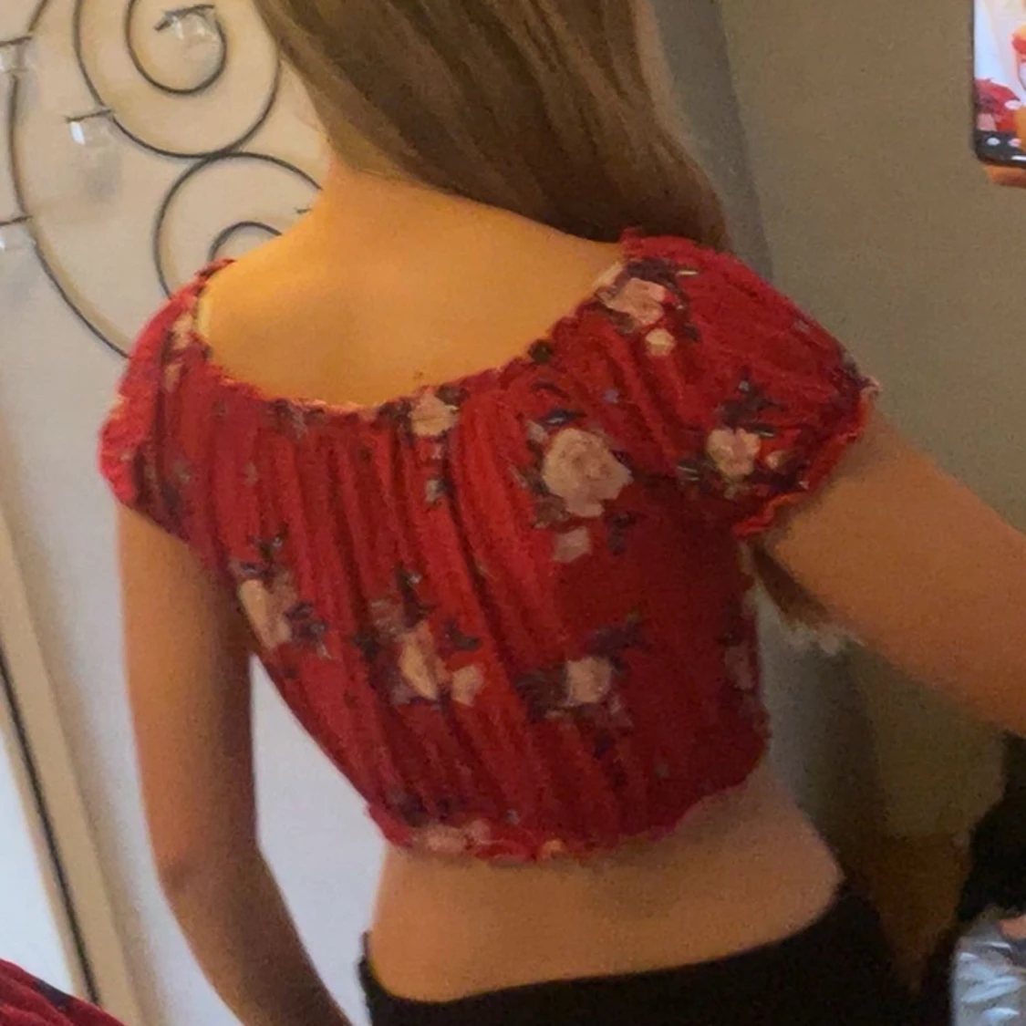 Röd blommig croppad topp  - 1